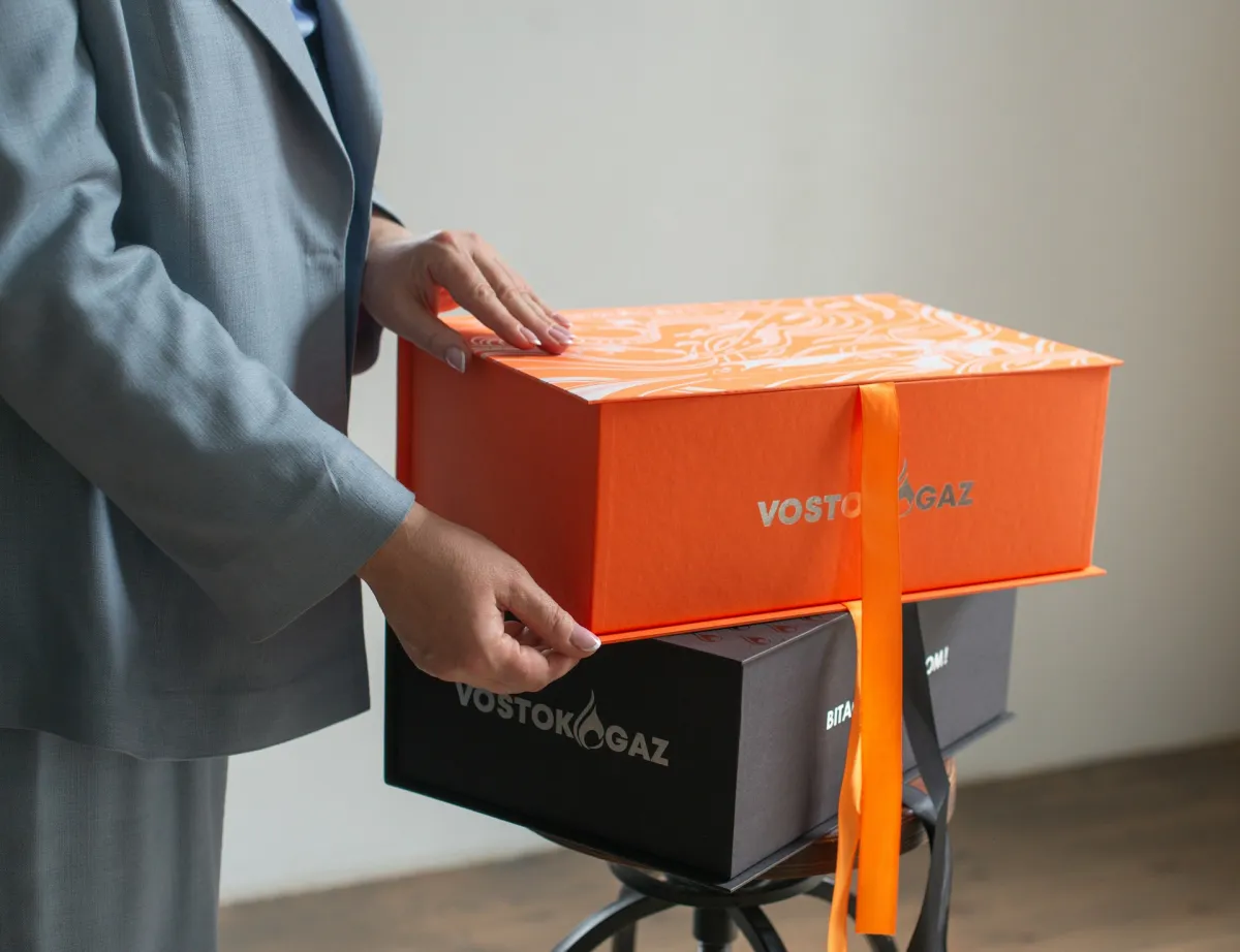 Personalised corporate gift set in a kraft gift box.